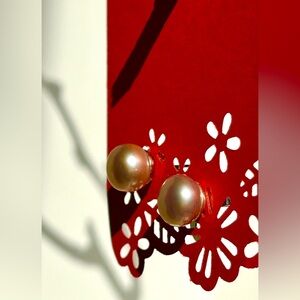 Chic Pearl Stud Earrings in champagne color